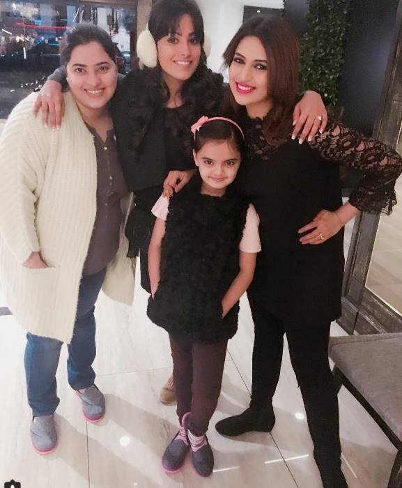 'शगुन' और 'इशि' मां के साथ पोज करती लिटिल रूही यानि पीहू।