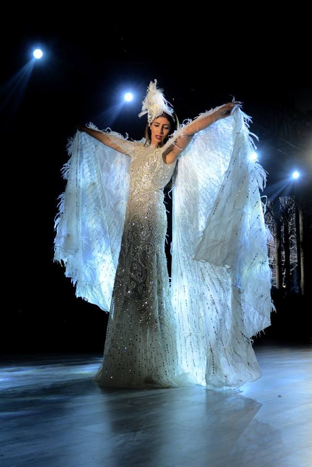 व्हाइट गाउन में श्वेता बेहद खूबसूरत और ग्लैमरस लग रही थीं।