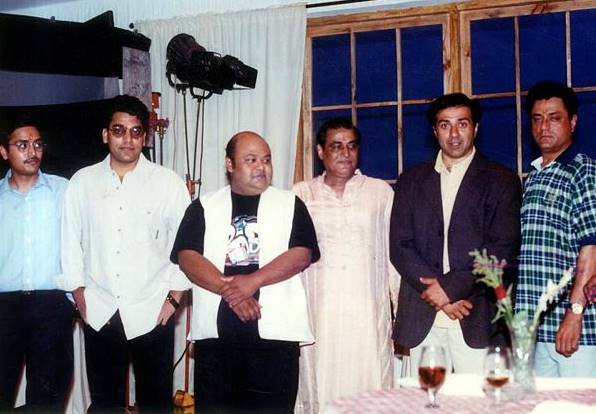 जब आशुतोष ने एक्टिंग करियर की शुरुआत की तो दद्दा जी ने कहा था कि वह मुंबई जाकर महेश भट्ट ले मिलें और एस अक्षर से शुरू हो रहे उनके प्रोजेक्ट में काम मांगे।