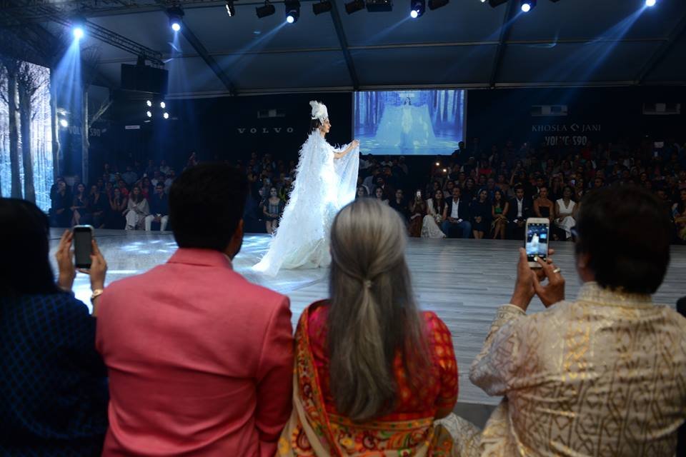 बेटी की तस्वीर क्लिक करते हुए अमिताभ बच्चन। ये सभी तस्वीरें अमिताभ ने अपने फेसबुक पर शेयर की हैं।