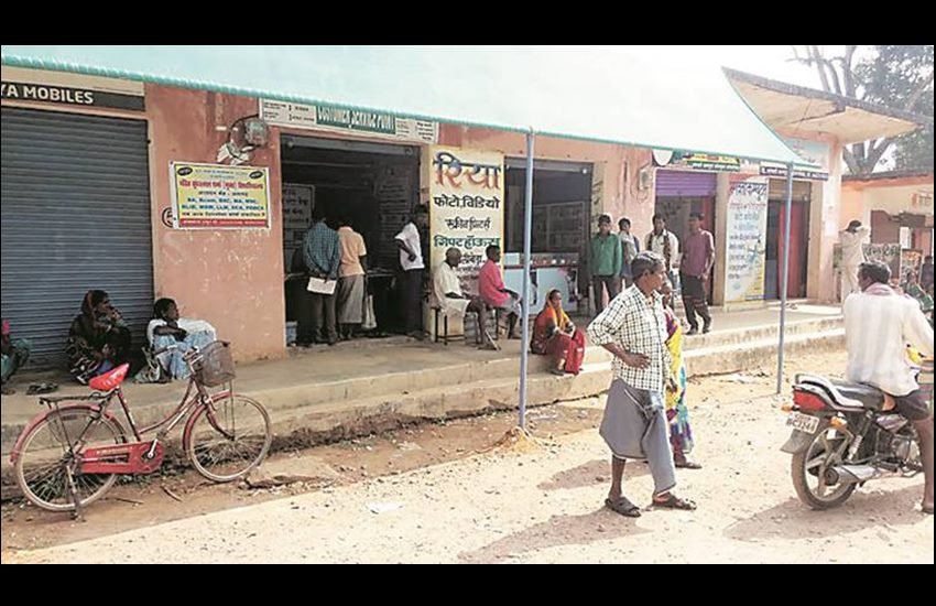 यहां छह महीने पहले ही ICICI की एक ब्रांच और एक एटीएम खोला गया है। (Photo: Indian Express)