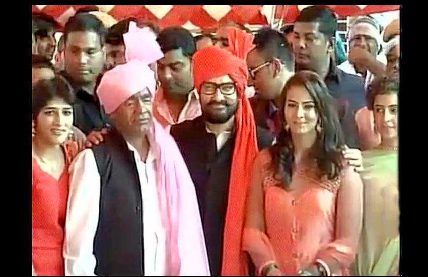 गीता फोगट के शादी समारोह में शिरकत करने पहुंचे आमिर खान। (Photo: ANI)