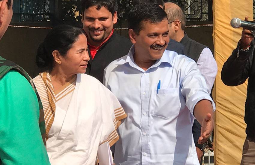 रैली करने के लिए आजादपुर मंडी पहुंचे अरविंद केजरीवाल और ममता बनर्जी। (Photo Source: Twitter)