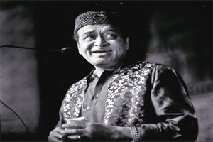 पढ़ाई पूरी करने के बाद भूपेन गुवाहाटी यूनीवर्सिटी में पढ़ाने लगे थे। लेकिन कुछ सालों के बाद वो नौकरी छोड़कर कोलकाता शिफ्ट हो गए और वहां खुद को एक सफल म्यूजिक डायरेक्टर और सिंगर के तौर पर स्थापित किया।