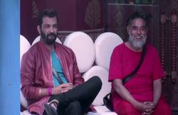 सनी लियोनी को छूने पर भड़की बानी, नितिभा और लोपा, स्वामी ओम बोले- आपके मना करने में मैं मानूंगा नहीं