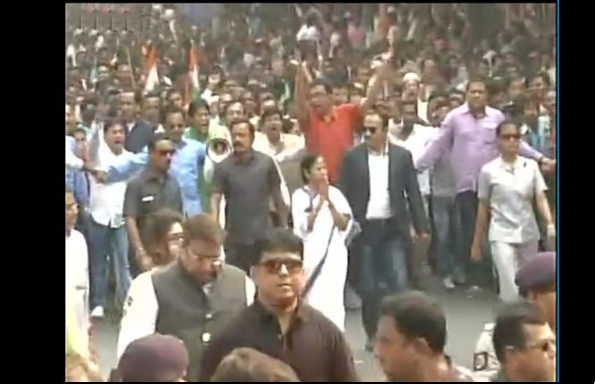 टीएमसी के प्रोटेस्ट मार्च में हिस्सा लेती सीएम ममता बनर्जी। (Photo: ANI)