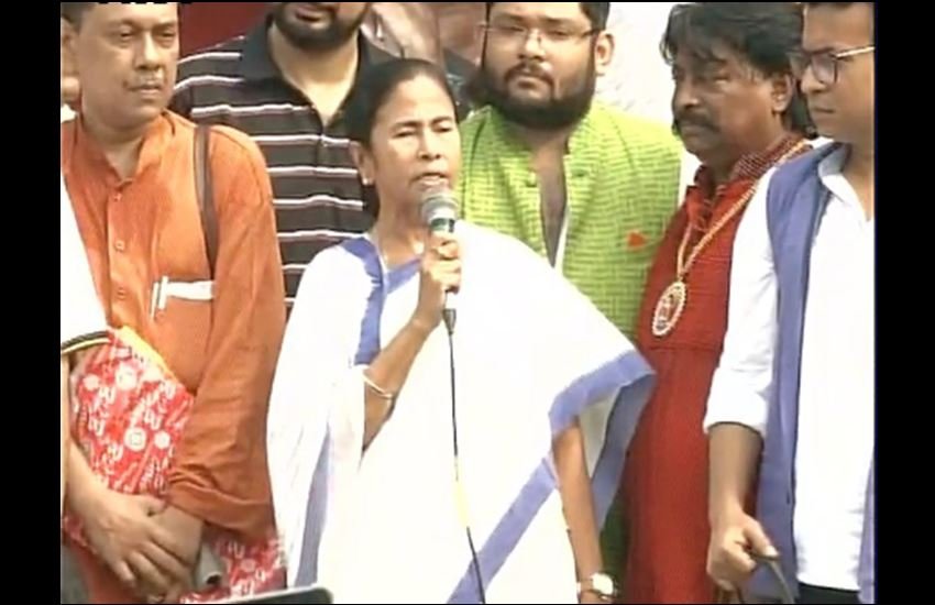 टीएमसी के प्रोटेस्ट मार्च में हिस्सा लेती सीएम ममता बनर्जी। (Photo: ANI)