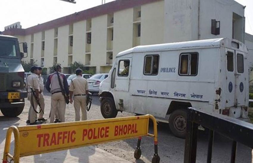 भोपाल की सेंट्रल जेल के बाहर तैनात सिपाही। (Photo: PTI)