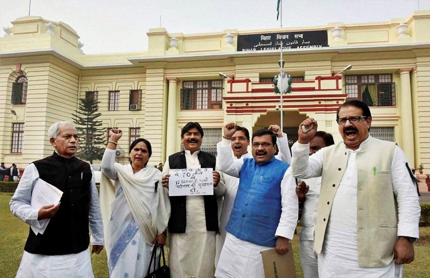 सोमवार को भी राजद विधायकों ने नोटबंदी के फैसले के खिलाफ प्रदर्शन किया था। (Photo: PTI)