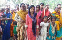 शादी से ऐन पहले कर दिया इंकार तो बारात लेकर लड़के के घर पहुंच गई लड़की, धरनेे पर बैठी