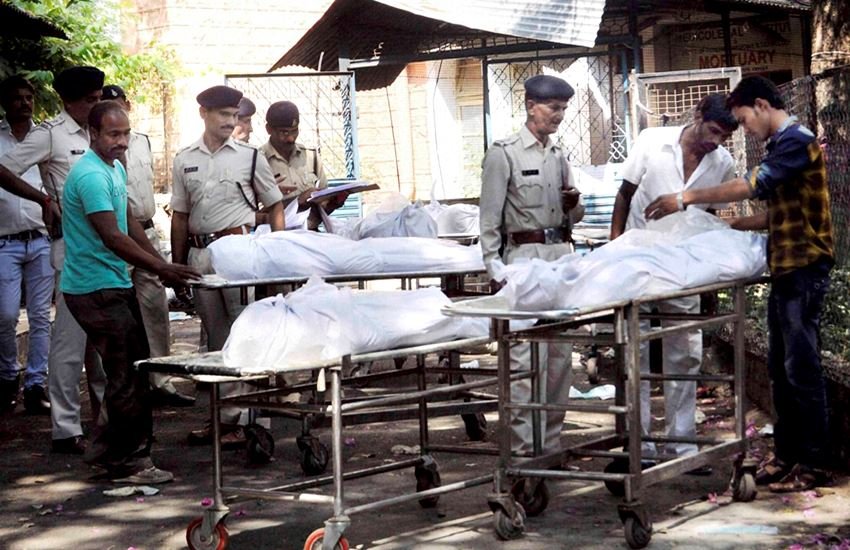 मुठभेड़ में मार गिराए गए सिमी सदस्यों का शव उनके परिजनों को सौंपते पुलिसवाले। (PTI Photo: 1 नवंबर)