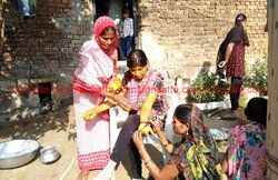 नोटबंदी: टूटने के कगार पर शादी, कार्ड दिखाने के बावजूद बैंक मैनेजर ने कहा- नहीं दे सकते ढाई लाख रुपए