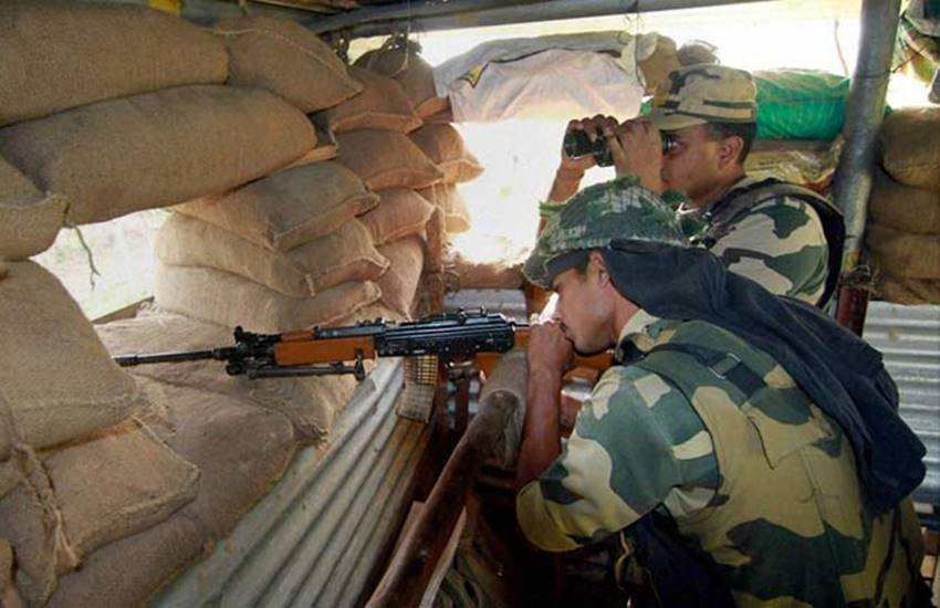 सीमा पर तैनात सुरक्षा जवान। (PTI: फाइल फोटो)