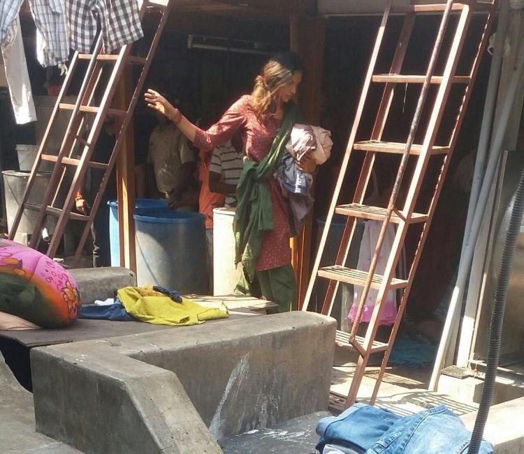 चौंकिए मत, दरअसल दीपिका ने अगली फिल्म की शूटिंग की तैयारी शुरू कर दी है। इस लुक में दीपिका को पहचानना काफी मुश्किल है। क्योंकि उनके चेहरे का रंग तक बदल दिया गया है।