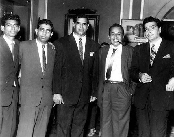 दारा सिंह ने कई पूर्वी देशों के दौरे किए थे। साल 1947 में तरलोक सिंह को हराकर वह मलेशिया के चैंपियन बन गए थे।