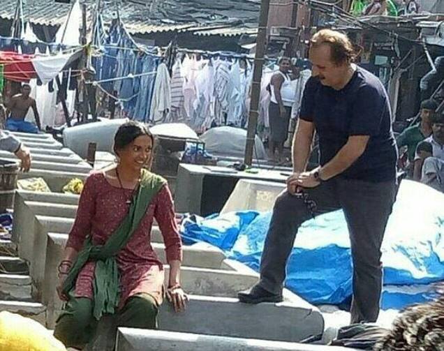 यह तस्वीरें माजिद मजीदी की फिल्म धोबी घाट के सेट से सामने आई हैं।