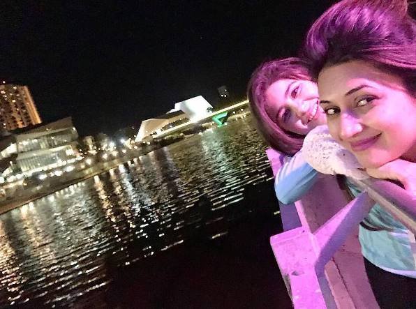 рдЗрд╕ рдорд╕реНрддреА рдореЗрдВ рдЙрдирдХрд╛ рд╕рд╛рде рдЙрдирдХреА рдСрди рд╕реНрдХреНрд░реАрди рдмреЗрдЯреА рд░реВрд╣реА рджреЗ рд░рд╣реА рд╣реИред