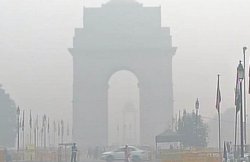 दिल्ली प्रदूषण: धुंध से हो रही आंखों में जलन और कई परेशानियां, बचने के लिए अपनाएं ये 10 उपाय