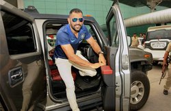 महेंद्र सिंह धोनी को हमर पर जाते देख लड़की ने स्कूटी से किया पीछा, सेल्फी लेकर ही छोड़ा