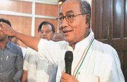 दिग्विजय सिंह का नरेंद्र मोदी पर निशाना- खुद की डिग्री नहीं मिल रही जमाने की कुंडली लेकर घूम रहे हैं