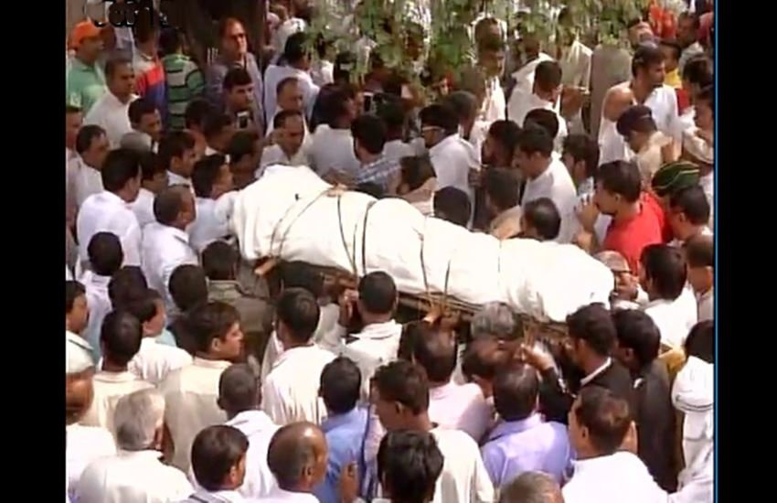 पूर्व सैनिक रामकिशन ग्रेवाल का अंतिम संस्कार गुरुवार को उनके भिवानी स्थित गांव में हुआ। (Photo: ANI)