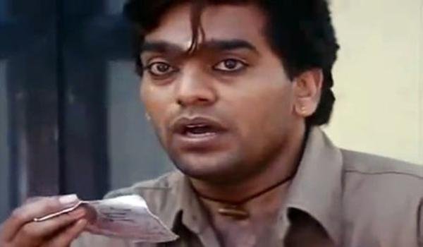 आशुतोष को दुश्मन और संघर्ष फिल्म में अपने रोल के लिए बेस्ट फिल्मफेयर विलेन अवॉर्ड मिला था।