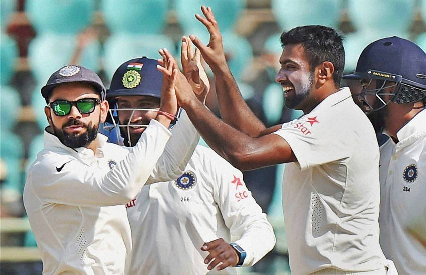 भारत ने विशाखापट्टनम के डॉ. वाई. एस. राजशेखर रेड्डी एसीए-वीसीए क्रिकेट स्टेडियम में हुए दूसरे टेस्ट मैच के पांचवें दिन सोमवार को इंग्लैंड को 246 रनों के बड़े अंतर से हराकर पांच मैचों सीरीज में 1-0 की बढ़त हासिल कर ली है। (Photo: PTI)