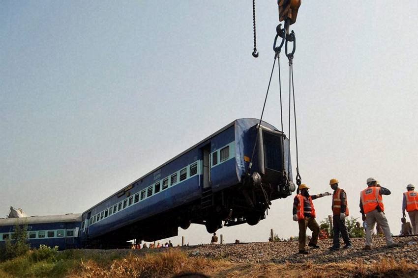 Indore Patna Express, Patna Indore Express, Train Derailed, Indore Patna Express Derailed, Train Accident, Railways, Kanpur Train Accident, Train Photos, Narendra Modi, Suresh Prabhu, Manoj Sinha, India, Jansatta