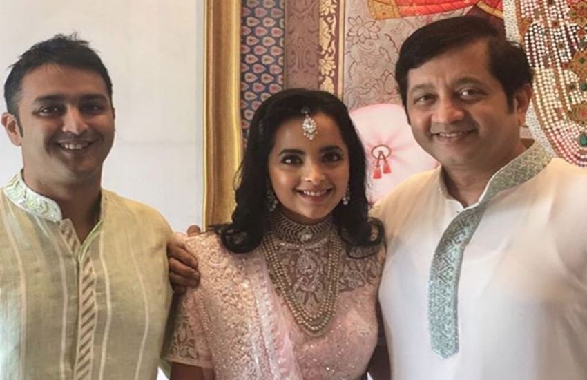 इशिता सलगांवकर अपने पिता दत्ताराज सलगांवकर के साथ। यह फोटो डिजाइनर संदीप खोसला ने इंस्टाग्राम पर शेयर की थी। 
