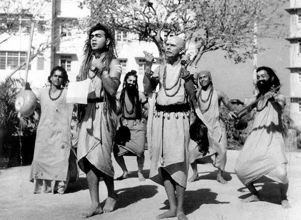 गुरु दत्त से अपने रिश्ते के बारे में जॉनी कहते थे कि वह मेरे लिए किरदार लिखते थे और कहते थे, ये रहा तुम्हारा सीन, तुम्हारा डायलॉग अगर बेहतर कर सकते हो तो करो। बता दें कि गुरुदत्त अपनी फिल्म में जॉनी का किरदार जरूर लिखते थे।