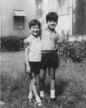 उस दौर का एक किस्सा याद करते हुए वो बताते हैं, मैं भैया के साथ कितना नाजुक है दिल की शूटिंग देखने गया था, जॉनी वॉकर टीचर बने थे और एक चाइल्ड आर्टिस्ट अपनी लाइन बोलने में बार-बार गलती कर रहा था। मैंने ध्यान नहीं दिया कि मैं डायरेक्टर की कुर्सी के पीछे हूं। मैंने कमेंट किया इतनी सी लाइन भी सही से बोल नहीं सकता, आ गया ऐक्टिंग करने। इस पर डायरेक्टर ने मुझे वह लाइन कहने को कहा। मैंने बढ़िया से वह लाइन कही तो मुझे सीन करने को कहा गया।