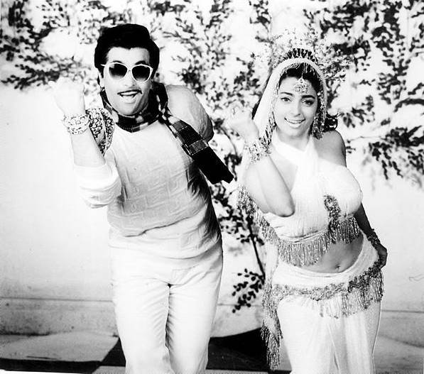 90 के जशक की एक्ट्रेसेज में जूही ही ऐसी हीरोइन हैं जिसने सलमान की हीरोइन के रोल में कोई फिल्म नहीं की। हालांकि सलमान दीवाना- मस्ताना फिल्म में जूही के हस्बेंड के रोल में एक सीन के लिए नजर आए थे।