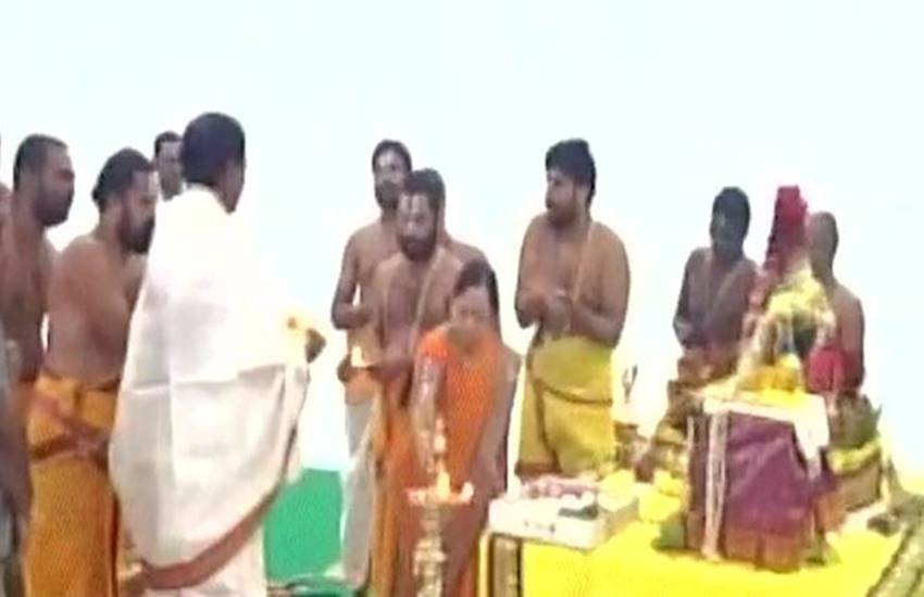 गृहप्रवेश करते तेलंगाना के मुख्यमंत्री के. चंद्रशेखर राव। (Photo Source: ANI)