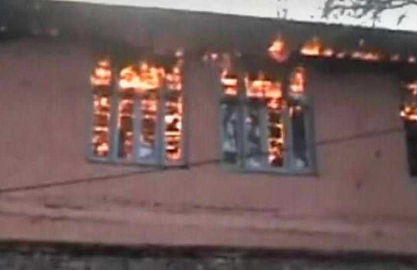 पिछले दिनों घाटी में फैली हिंसा में जलाया गया कश्मीरी स्कूल। (फाइल फोटो)