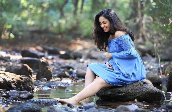 प्रेग्नेंसी के तीसरे ट्राइमेस्टर में चल रहीं मानसी ने भी करना की तरह काम से ब्रेक नहीं लिया है और अब भी अपनी कमिटमेंट्स को पूरा करने में लगी हैं।
