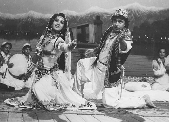 मीनाक्षी का असली नाम शशिकला शिशाद्री था। उन्हें मीनाक्षी नाम एक्टर मनोज कुमार ने दिया था।