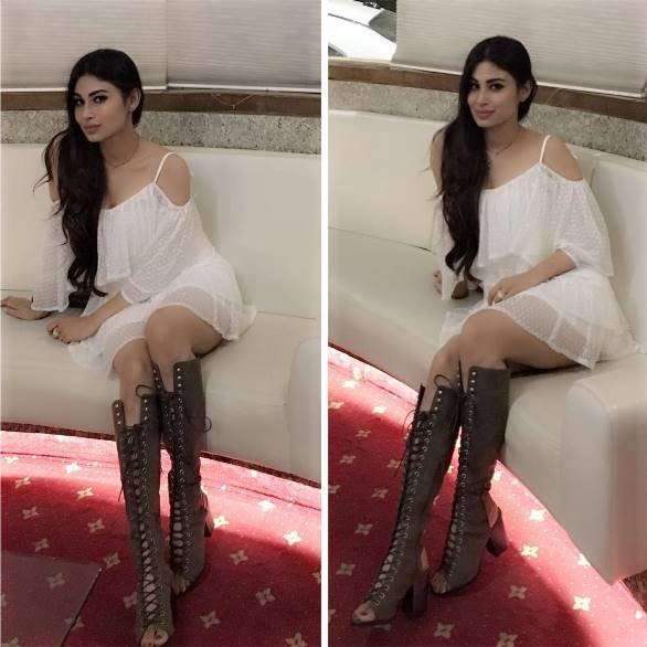 इस स्टार स्टडेड पार्टी के लिए मौनी रॉय ने 90's वाला लुक लिया।