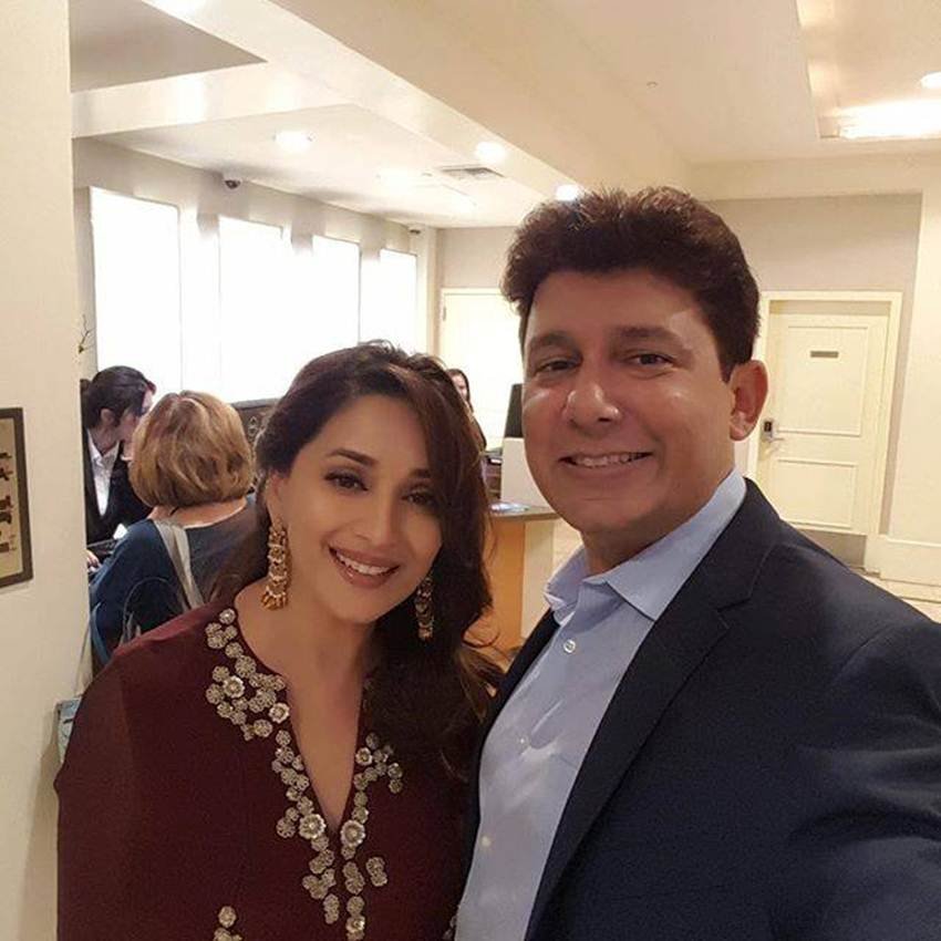 मनीषा कोइराला के बीच फ्रेंड्स की ग्रुप सेल्फी।