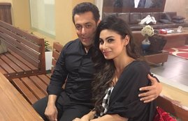 Mouni Roy Naagin Dance, Mouni Roy with Salman Khan, Mouni Roy naagin dance with salman khan, mouni roy in bigg boss 10, mouni roy in bigg boss season 10, mouni roy photos with salman khan, mouni roy bigg boss shooting, naagin with salman khan, naagin 2 actress with salman khan, photos, pics, mouni roy hd photos, naagin 2 hot photos, tv news in hindi