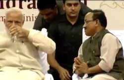 पीएम नरेंद्र माेदी के सामने हाथ जोड़े बैठे रहे गोवा सीएम लक्ष्‍मीकांत पारसेकर, वीडियो हुआ वायरल
