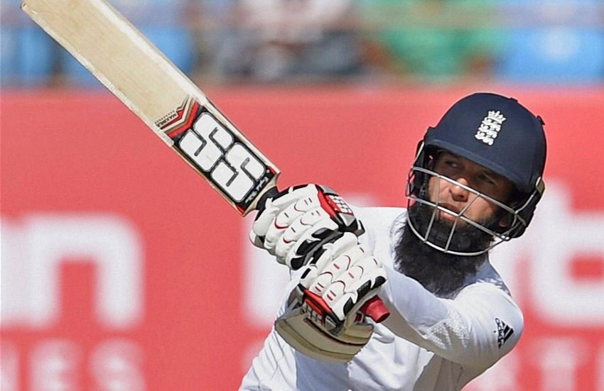 शॉट लगाते इंग्लैंड के बल्लेबाज मोईन अली। (Photo: PTI)