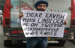 वायरल वीडियो: रवीश कुमार से अपील कर रहे शख्‍स को एनडीटीवी कैंपस से गार्ड ने भगाया, पोस्‍टर फाड़े