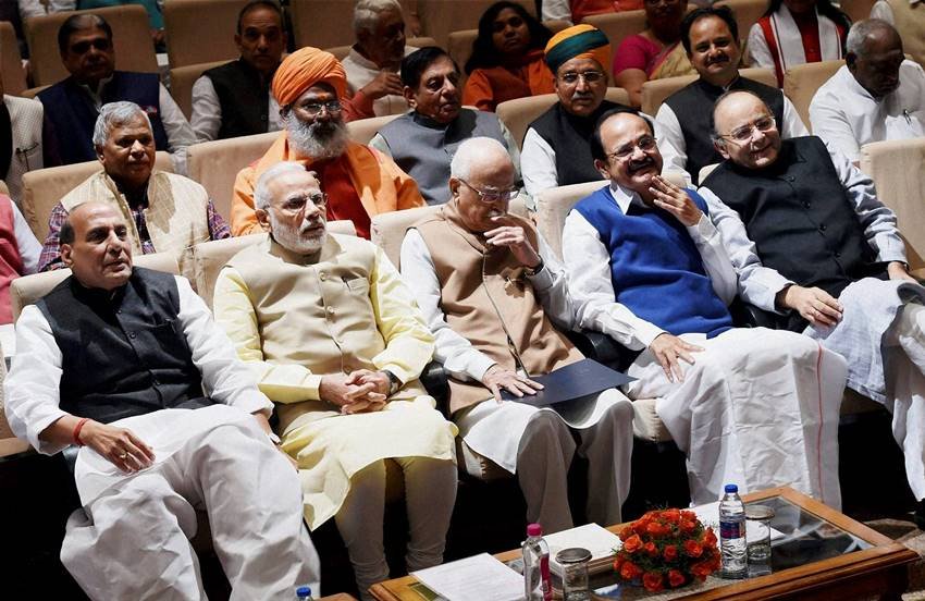 Narendra Modi, Lal Krishna Advani, L K Advani, BJP Parliamentary Meet, Parliamentary Board, Demonetisation, Rs 500, Rs 1000, Rs 2000, India, Jansatta