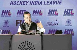 एफआईएच के नए अध्यक्ष नरिंदर बत्रा, रामचंद्रन हुए सम्मानित