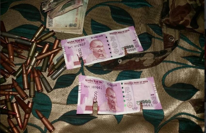 आतंकियों से बरामद हुए 2000 रुपए के नए नोट। (Photo: ANI) आतंकियों से बरामद हुए 2000 रुपए के नए नोट। (Photo: ANI)