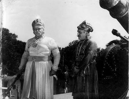 1928 में पृथ्वीराज कपूर अपने रिश्तेदार से पैसे लेकर मुंबई शिफ्ट हो गए।