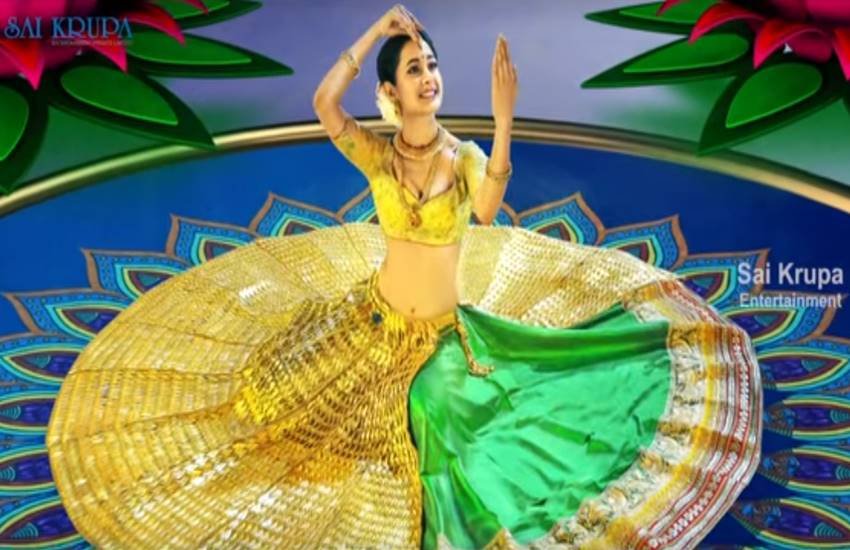 हीरोइन ने फिल्म में पहना 14 किलो सोने का लहंगा, सोशल मीडिया पर वायरल हुआ फिल्म का First Look