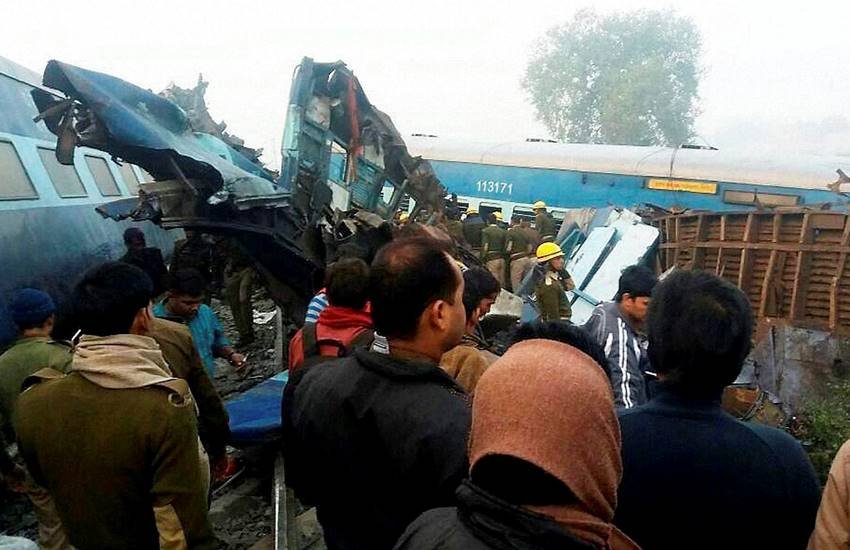 रविवार तड़के हुए ट्रेन हादसे के बाद बचावकार्य करते अधिकारी। (Photo: PTI)