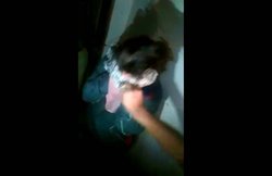 VIDEO: अवैध संबंधों की आरोपी महिला का चेहरा देखने के लिए दुपट्टा खींचने लगे पत्रकार