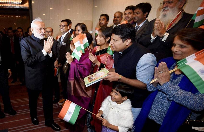 टोक्यो में भारतीय समुदाय के लोगों से मुलाकात करते प्रधानमंत्री मोदी। (Photo: PTI)